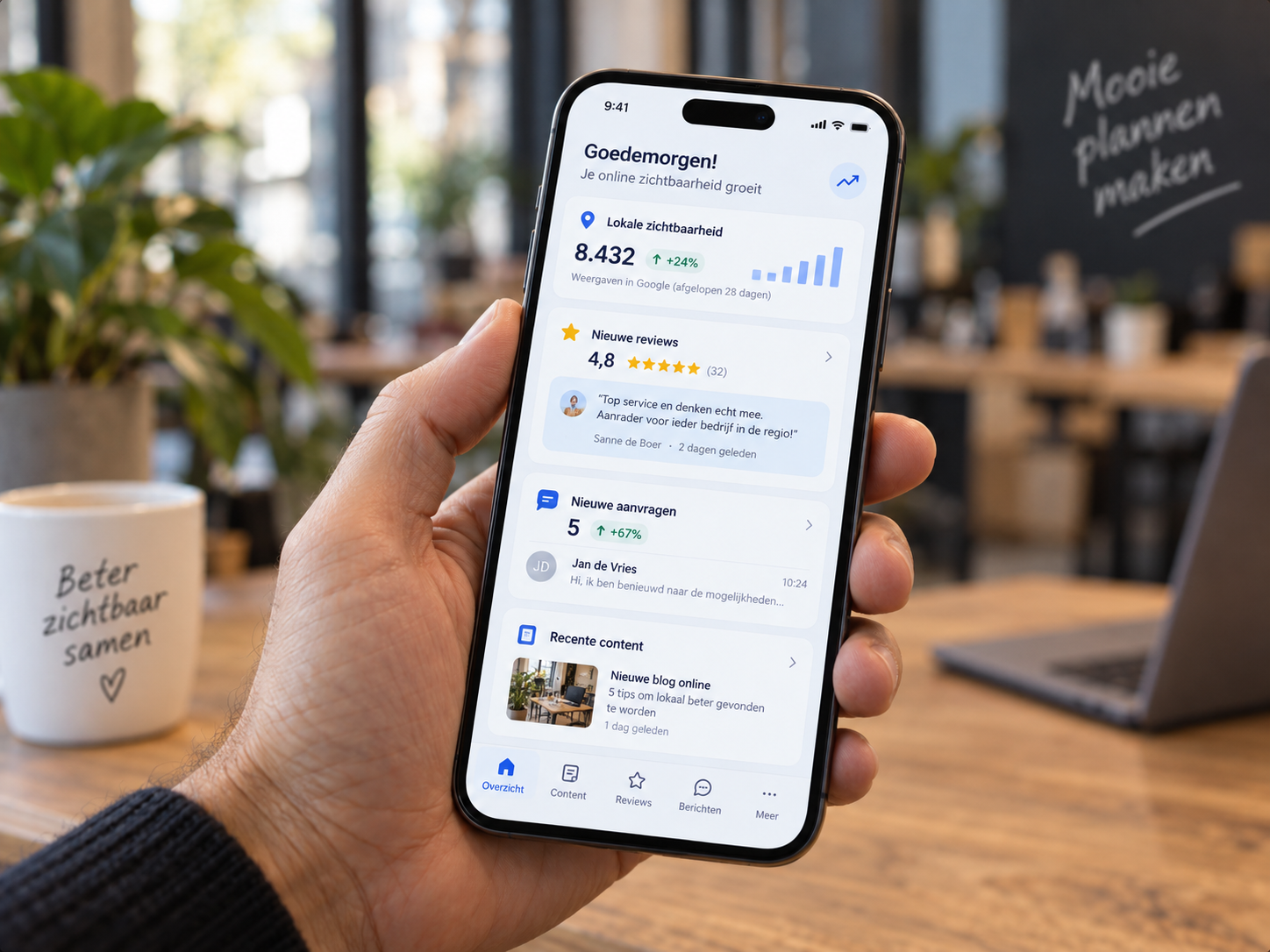 Hand houdt een smartphone vast met het Vindo dashboard: lokale zichtbaarheid, reviews, aanvragen en recente content